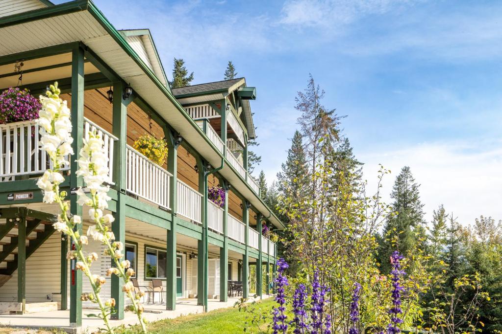 2mins to Town, AC & Sauna, Self Check-in, Full Kitchen, Free Laundry & Parking, Family Pet Friendly, Comfortably Sleeps Up To 10 - Five-Bedroom House