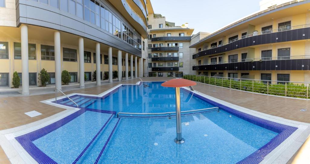 Bazén v ubytování Sanxenxo Apartamentos 2 habitaciones con piscina, garaje a 150 mt playa Silgar nebo v jeho okolí