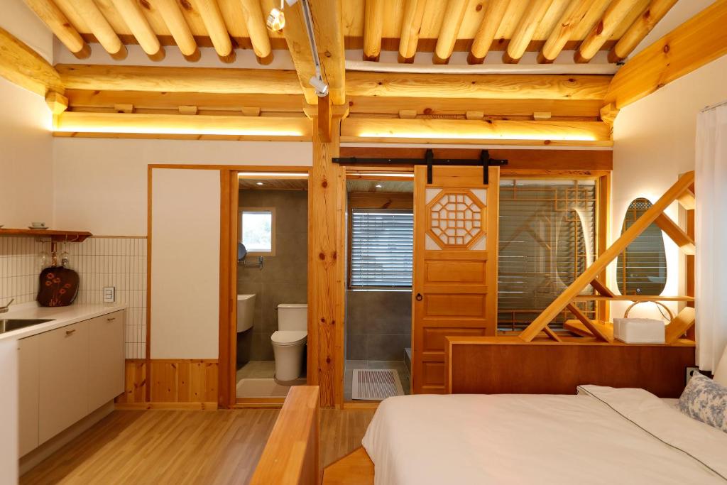 Ein Bett oder Betten in einem Zimmer der Unterkunft Hanok stay Mokhyang