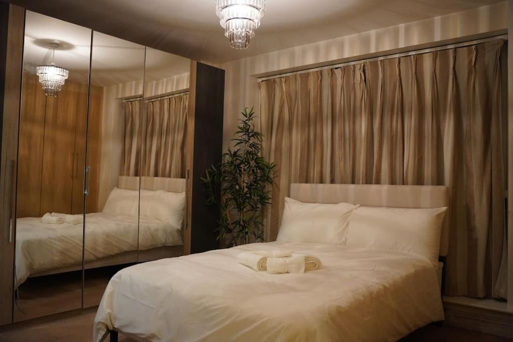 Postel nebo postele na pokoji v ubytování Skyview Retreat Spacious Comfort