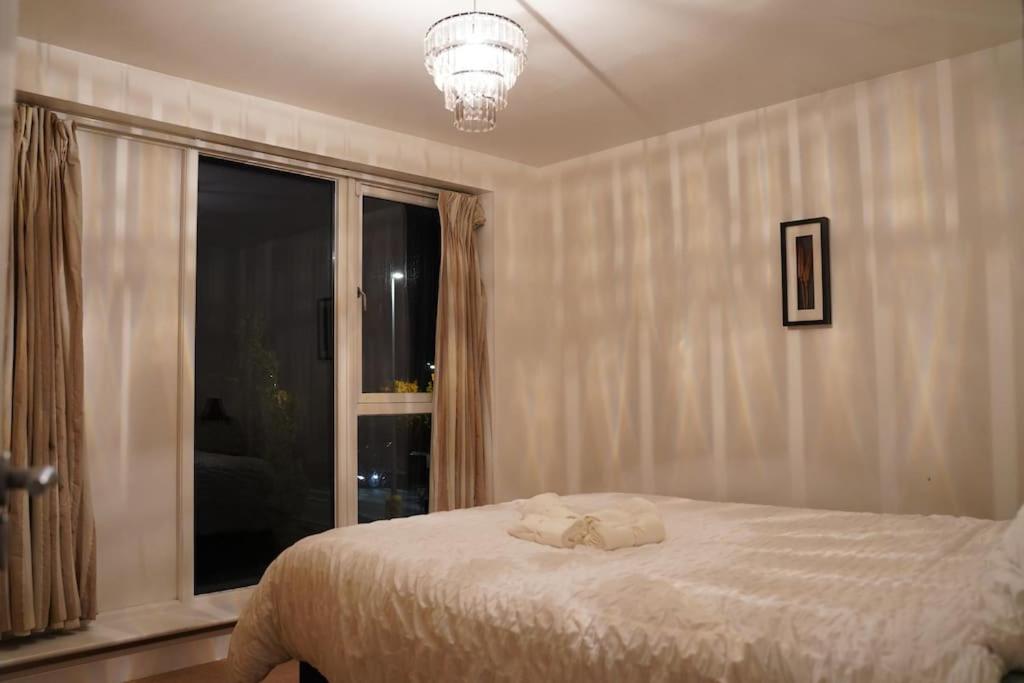 Postel nebo postele na pokoji v ubytování Skyview Retreat Spacious Comfort