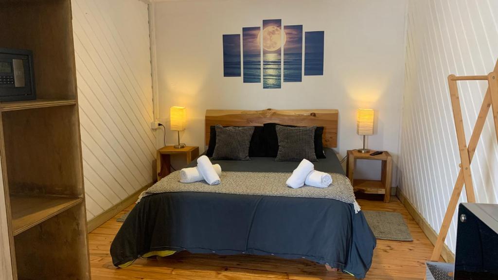 Postel nebo postele na pokoji v ubytování Rustika Pichilemu Apart Hotel Piscina Temperada Hidromasaje