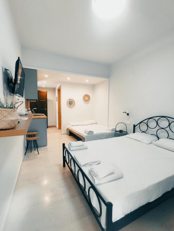 a bedroom with two beds and a desk in it at Verde lygia in Lygia