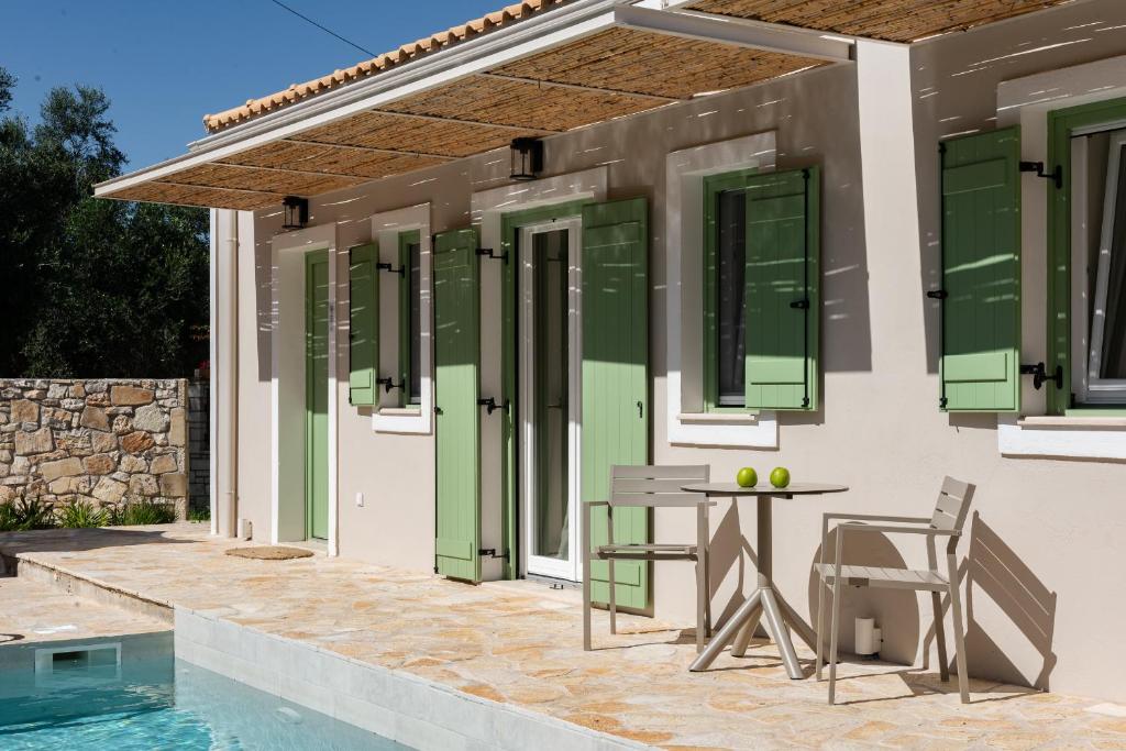 Bazén v ubytování ULIVETO PAXOS nebo v jeho okolí