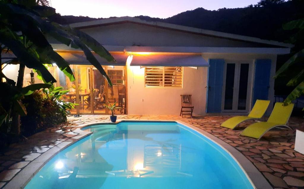 Bazén v ubytování Chambre indépendante donnant sur piscine nebo v jeho okolí