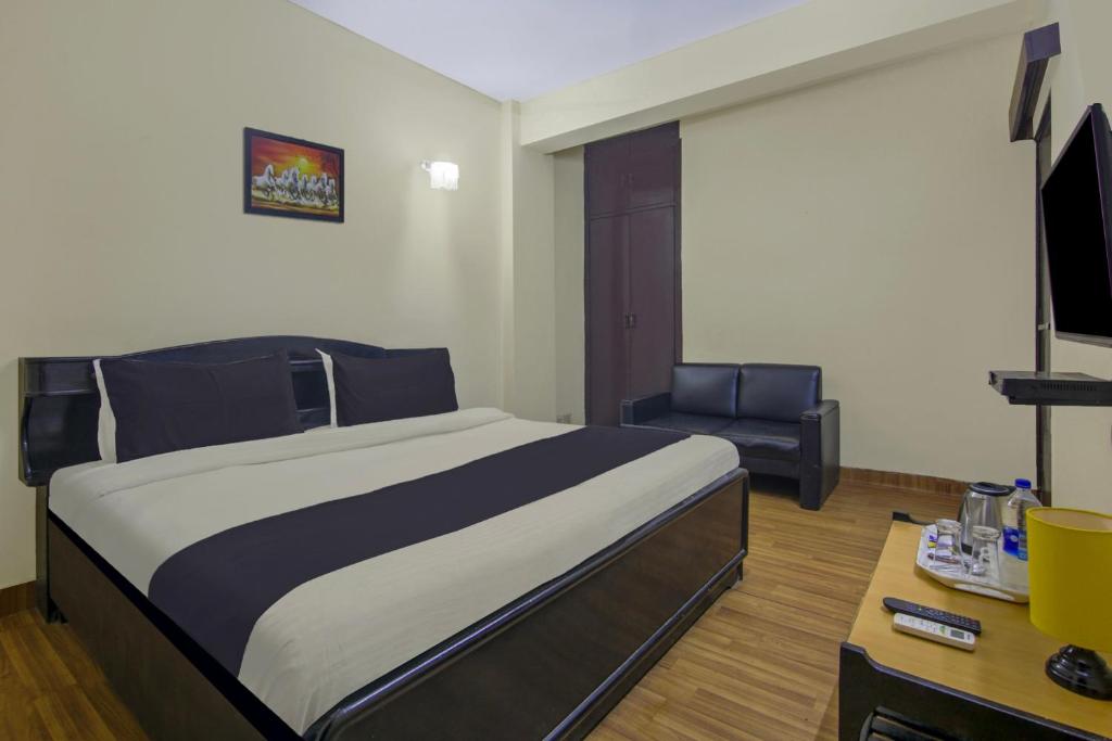 TV a/nebo společenská místnost v ubytování Hotel O Malhotra BnB