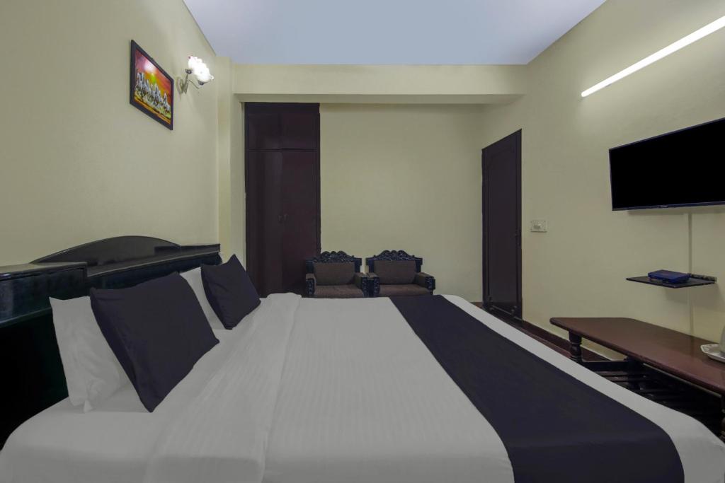 TV a/nebo společenská místnost v ubytování Hotel O Malhotra BnB