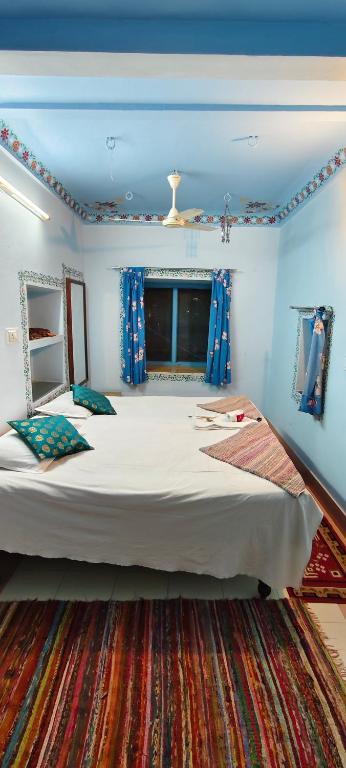 Postel nebo postele na pokoji v ubytování Hotel Bharatpur Palace