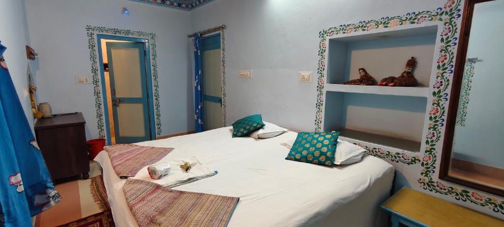Postel nebo postele na pokoji v ubytování Hotel Bharatpur Palace