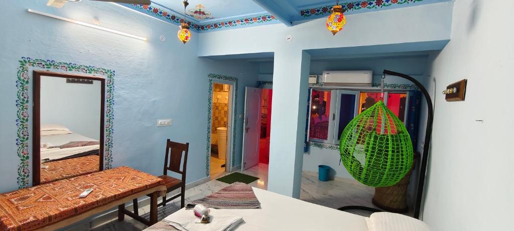 Postel nebo postele na pokoji v ubytování Hotel Bharatpur Palace