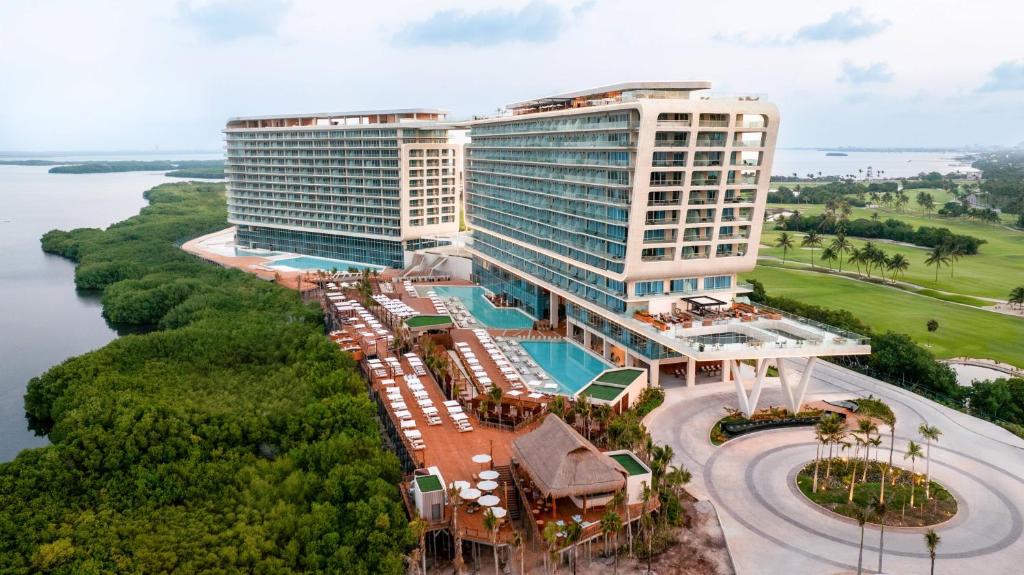 Hyatt Vivid Grand Island Cancún