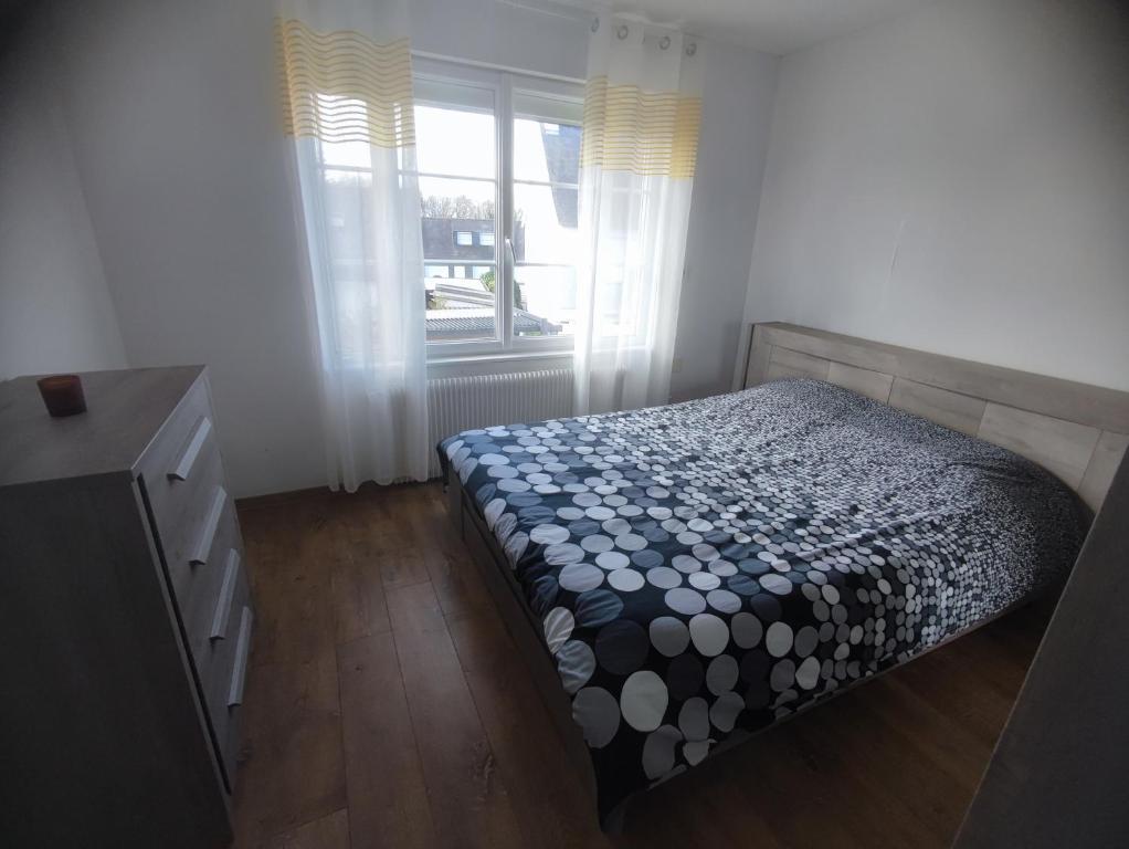 ein kleines Schlafzimmer mit einem Bett und einem Fenster in der Unterkunft Chambre double- SDB et WC Privé in Morlaix