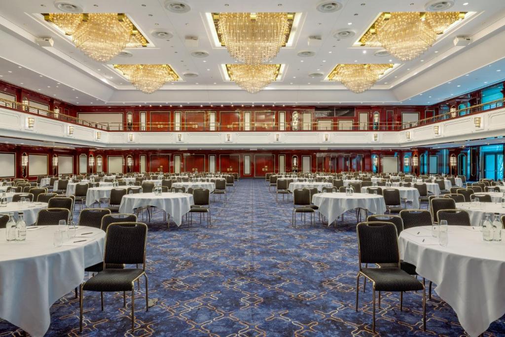 einen großen Bankettsaal mit Tischen und Stühlen in der Unterkunft JW Marriott Hotel Berlin in Berlin