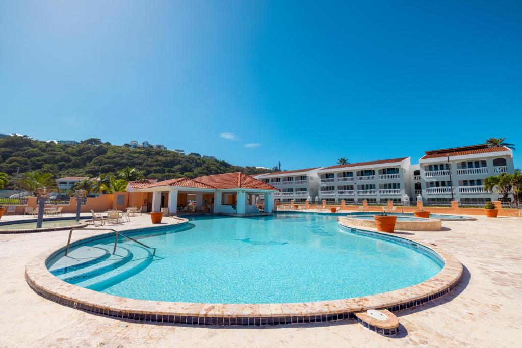 Bazén v ubytování Golden Villas 306 studio nebo v jeho okolí