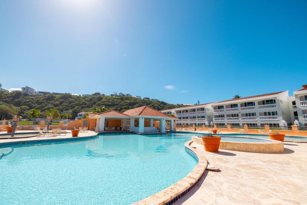 Bazén v ubytování Golden Villas 306 studio nebo v jeho okolí