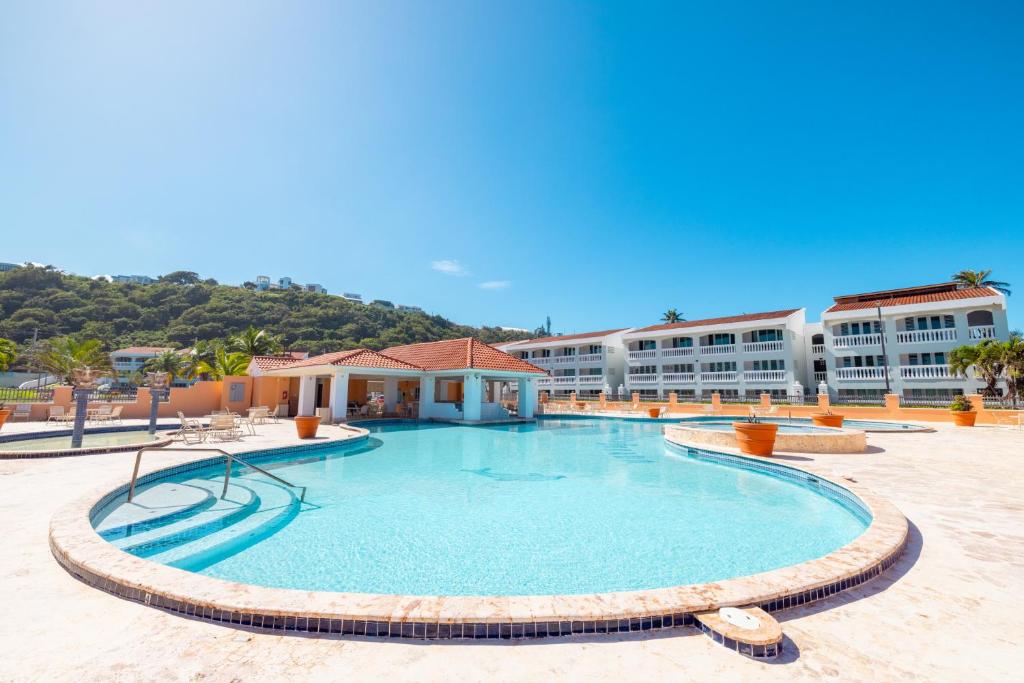 Bazén v ubytování Golden Villas 306 studio nebo v jeho okolí