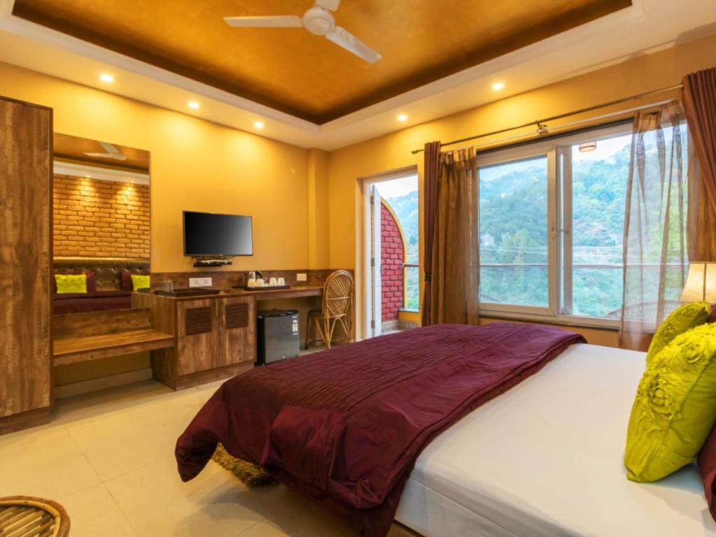 Postel nebo postele na pokoji v ubytování Nirvana Mussoorie