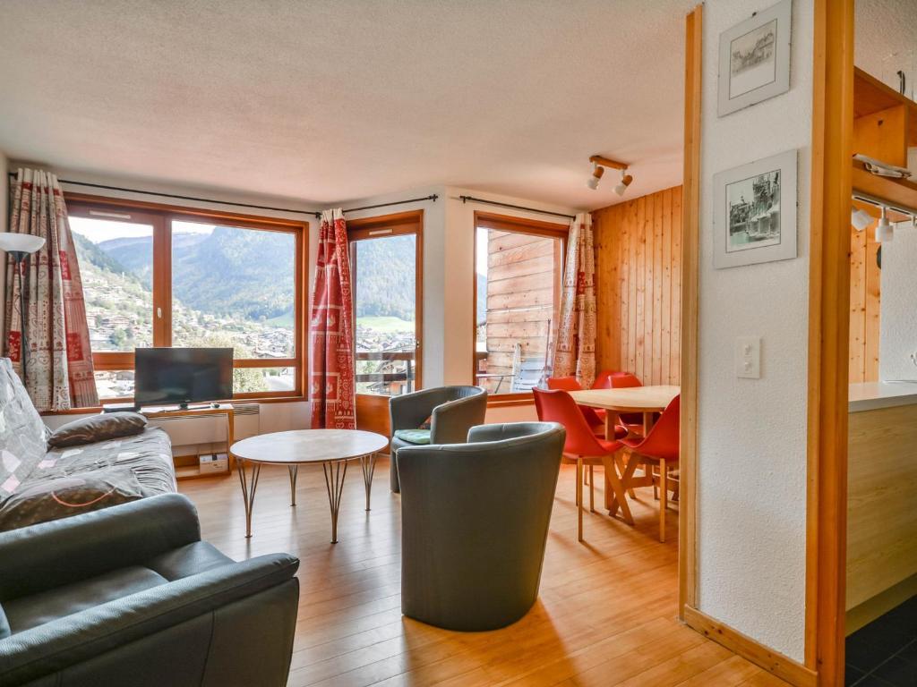 un salon avec un canapé, des chaises et une table dans l'établissement Duplex 6 pers. à Morzine avec WIFI, parking, proche centre et remontées - FR-1-684-39, à Morzine