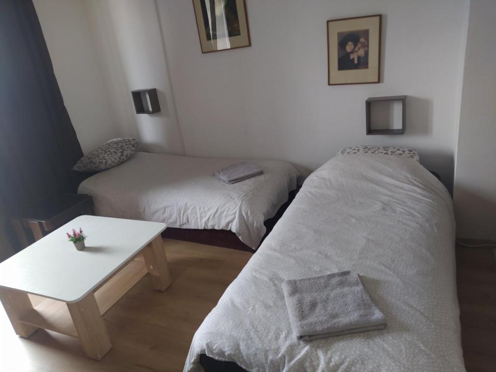 CENTRAL ROOMS WITH GREAT VIEW shared bathroom no parking - Triple Room With City View