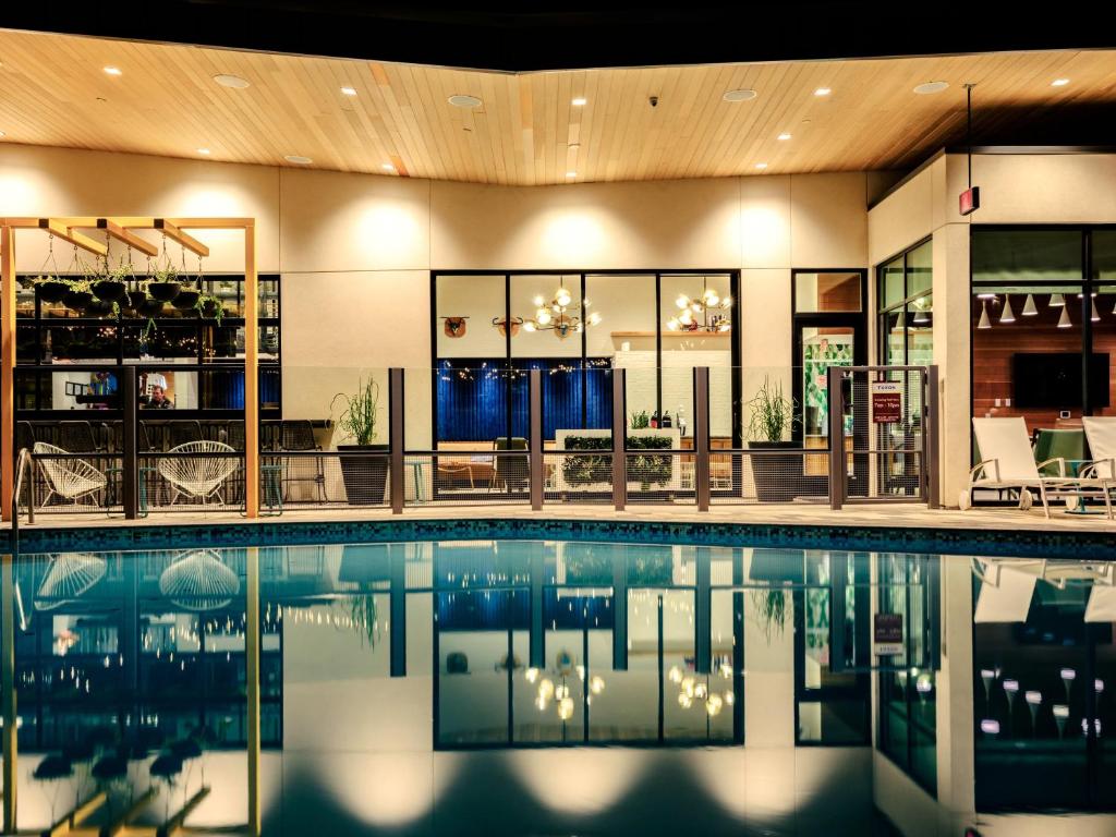 Bazén v ubytování voco The Tuxon by IHG nebo v jeho okolí