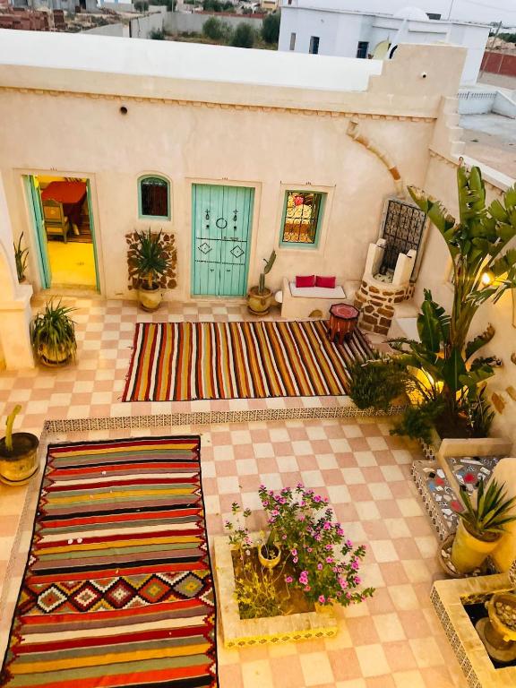 an aerial view of a living room with a green door at Chambre dans une maison d'hôtes in Medenine