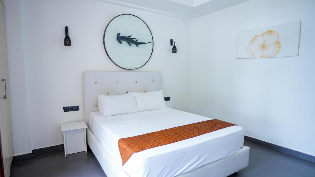 Postel nebo postele na pokoji v ubytování Silver Oasis Maldives