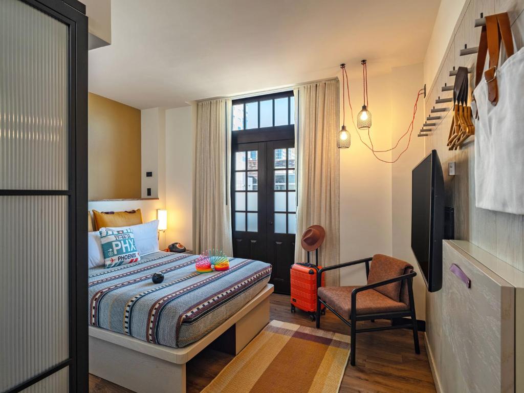 Postel nebo postele na pokoji v ubytování Moxy Phoenix Downtown