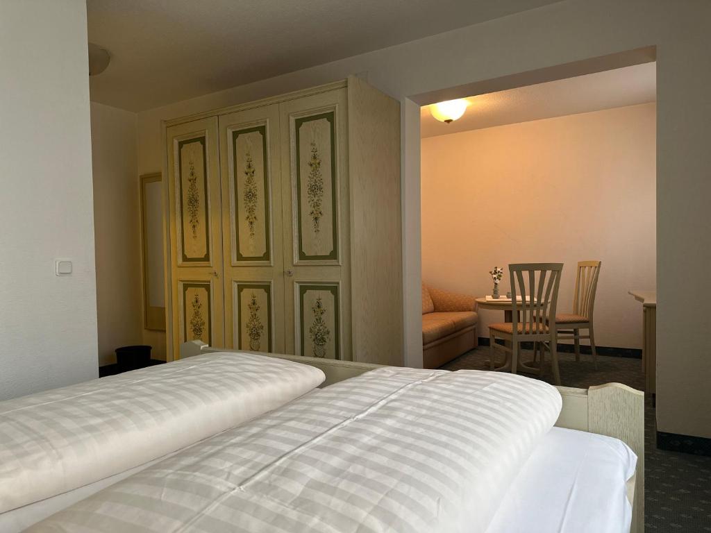 Postel nebo postele na pokoji v ubytování Hotel Graßer