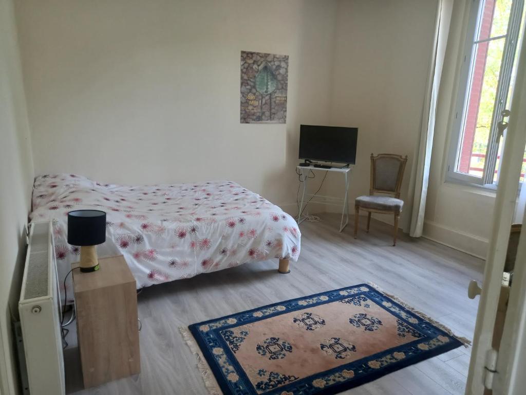 Postel nebo postele na pokoji v ubytování Au calme, 2 grandes chambres, 65m2 , devant le canal, animaux ok