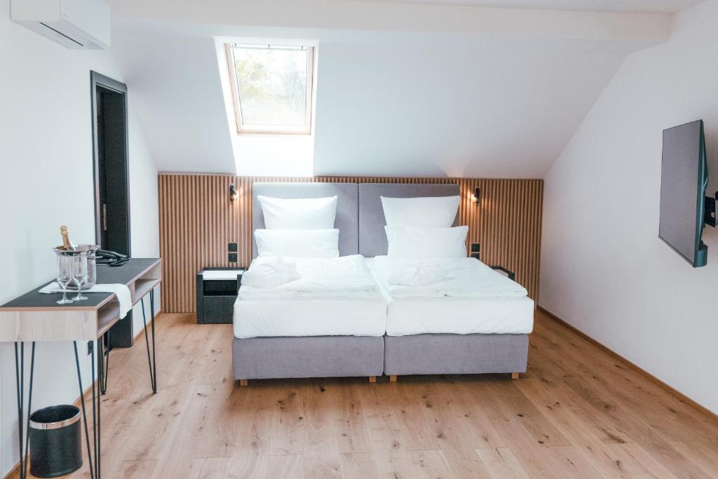 Letto o letti in una camera di Magnetit Hotel Šumava