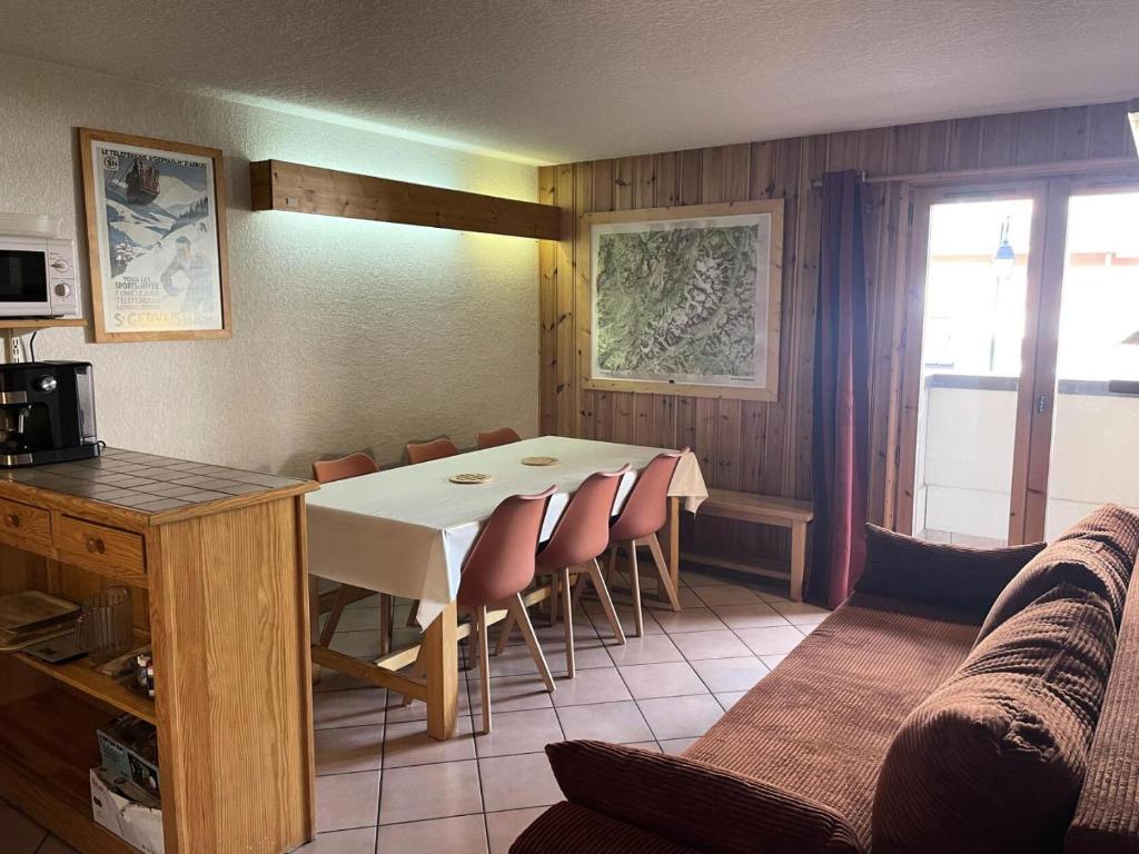 une salle à manger avec une table, des chaises et un canapé dans l'établissement Résidence Les Jardins Alpins - Jardins Alpins B03 MAE-5231, à Saint-Gervais-les-Bains
