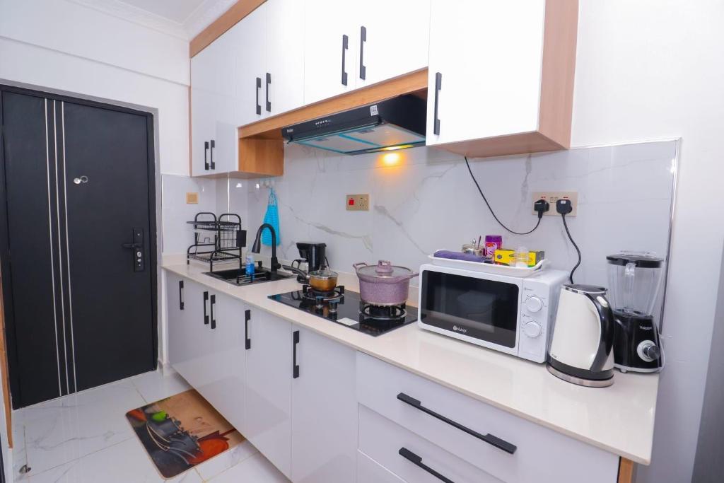 Η κουζίνα ή μικρή κουζίνα στο Dhahabu private Apartment