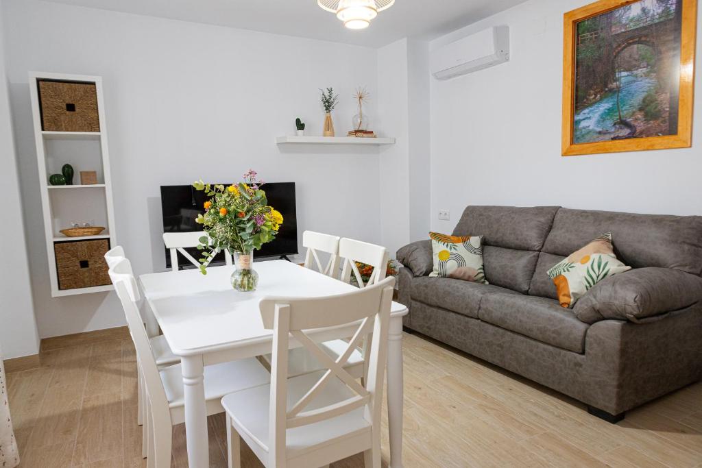a living room with a table and a couch at Casa Callejón de las Morenicas in Cazorla