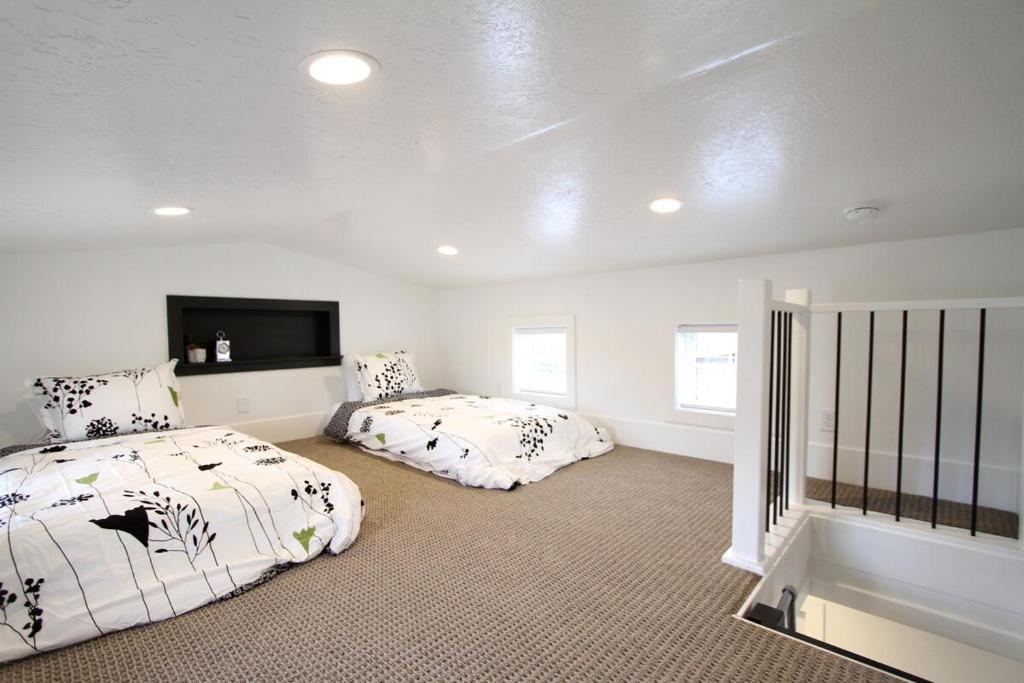 um quarto com 2 camas e uma televisão de ecrã plano em Tiny House #4 em Orderville
