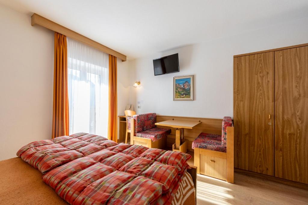 Postel nebo postele na pokoji v ubytování Hotel Cristallo