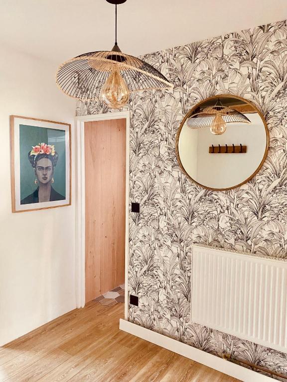 a room with a wall with a floral wallpaper at Fridhome Parking Wifi Fibre 2MIN Tram in Bruges