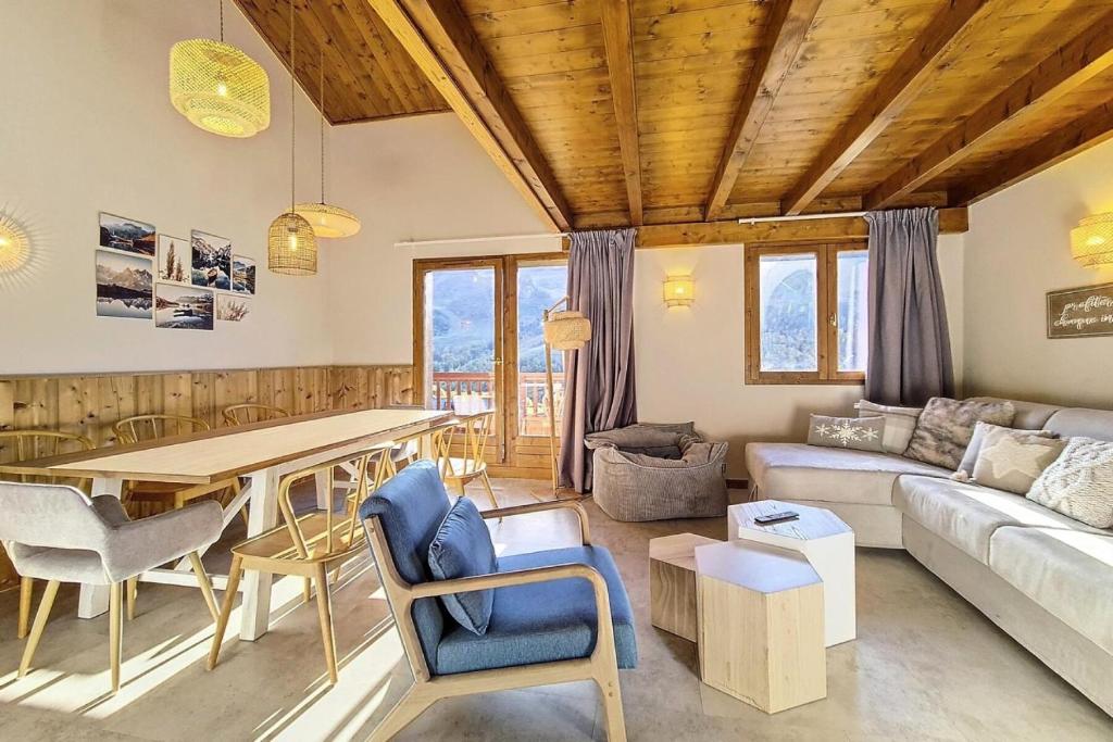 ein Wohnzimmer mit Sofa und Tisch in der Unterkunft Résidence Les Cristaux - Appartement spacieux & rénové · Proche des pistes · Balcon · Hammam · WIFI · Sauna MAE-0274 in Levassaix