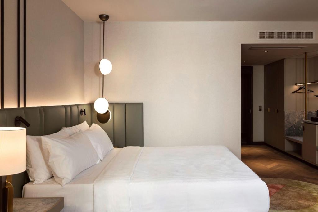Postel nebo postele na pokoji v ubytování Luxembourg Marriott Hotel Alfa