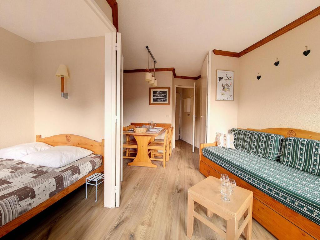 une chambre avec deux lits et une table dans l'établissement Résidence Median - Appartement confortable · Proche des pistes · Balcon MAE-2554, aux Menuires