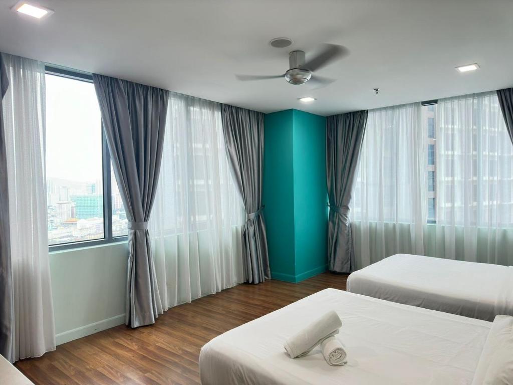 Una cama o camas en una habitación de Summer Suites KLCC by STAR