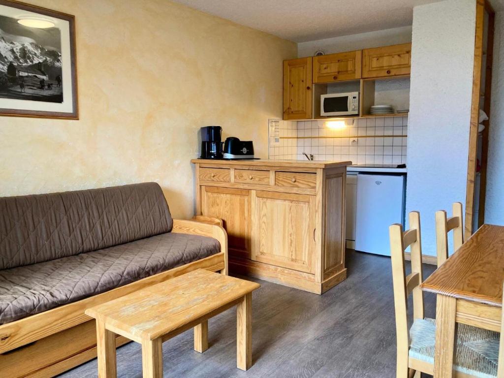 un salon avec un canapé et une cuisine dans l'établissement Résidence Meijotel - Studio résidence Meijotel MAE-9311, à Vénosc