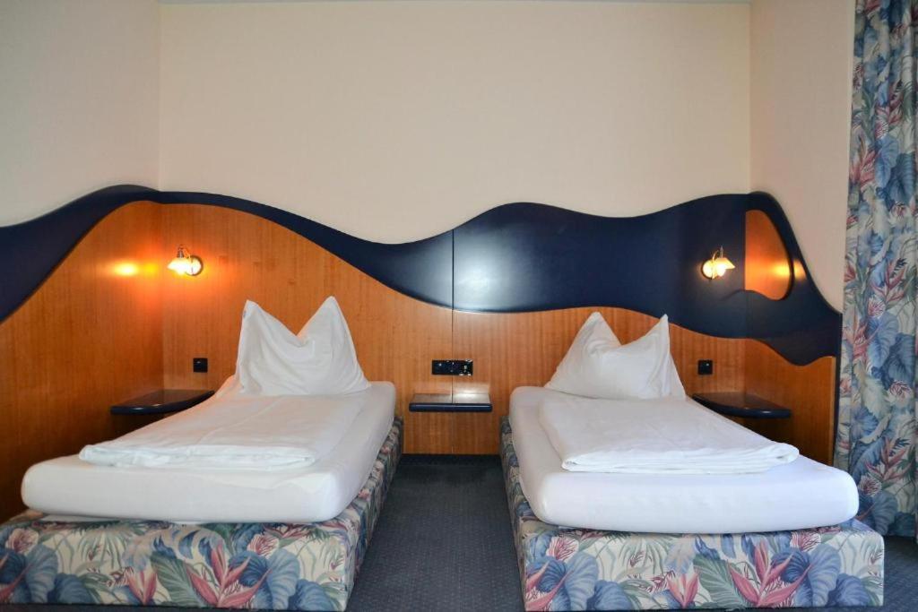 Postel nebo postele na pokoji v ubytování Hotel Hecher