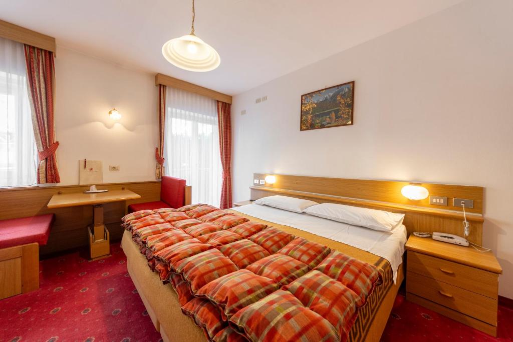Postel nebo postele na pokoji v ubytování Hotel Cristallo