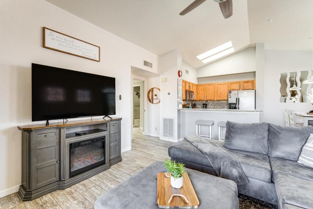 Η κουζίνα ή μικρή κουζίνα στο Walk to Rotary Park Lake Havasu City Condo