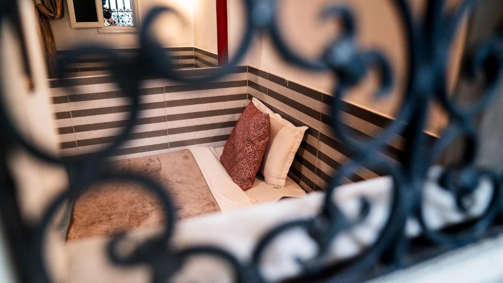 Postel nebo postele na pokoji v ubytování Riad Allal