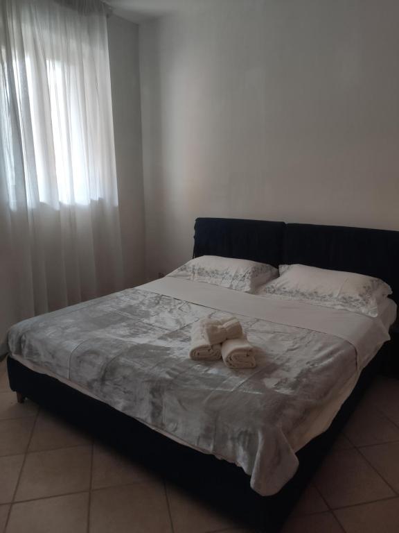 Un dormitorio con una cama con dos toallas encima. en Casa Mo, en Alba