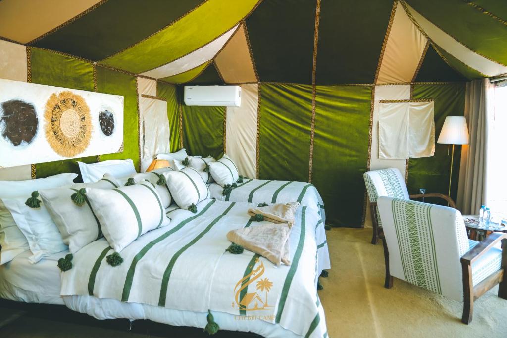 Postel nebo postele na pokoji v ubytování Luxury Camp Chebbi