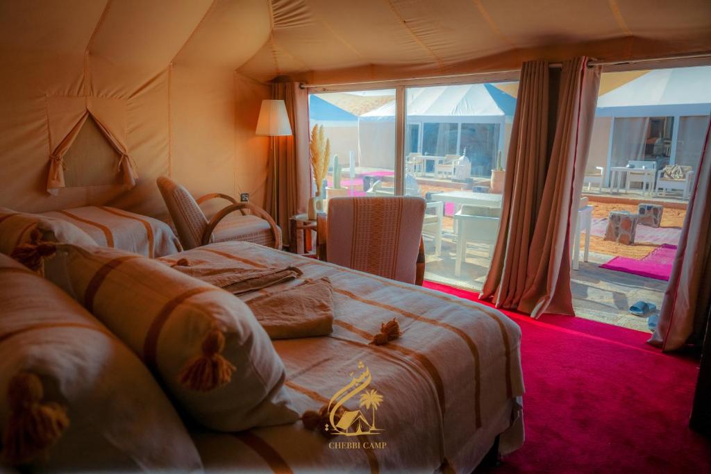Postel nebo postele na pokoji v ubytování Luxury Camp Chebbi