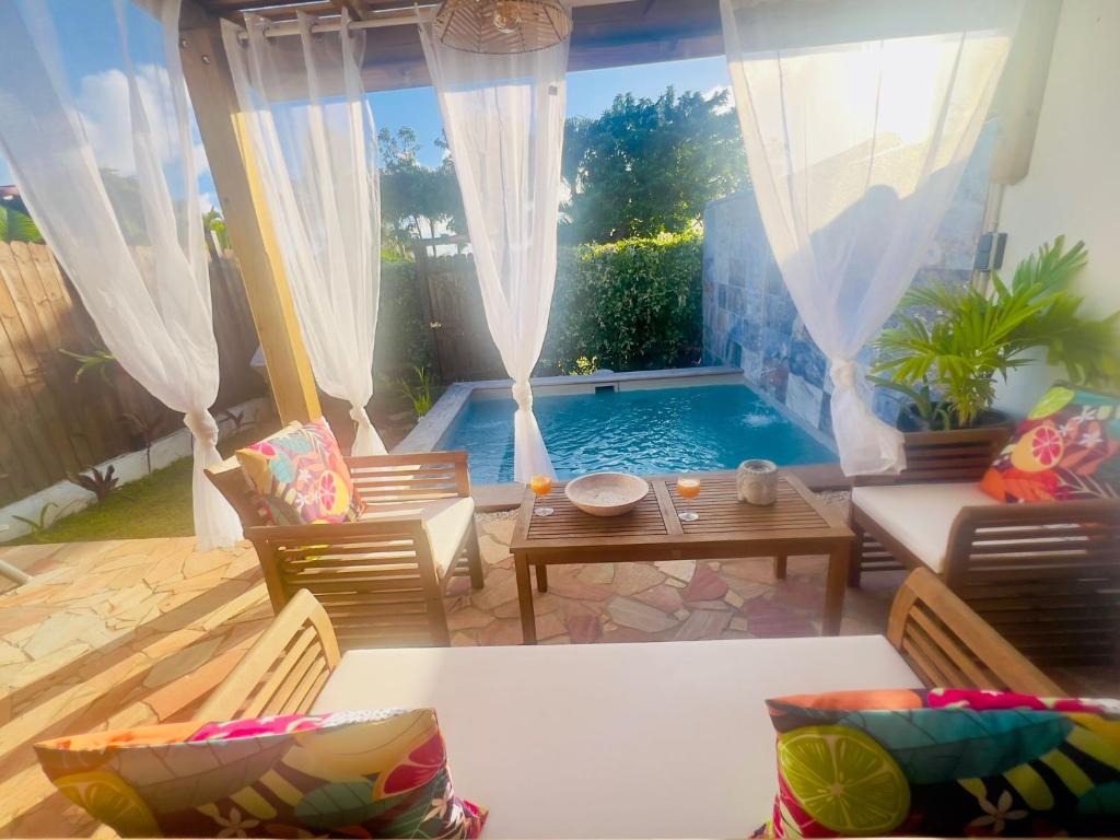 Bazén v ubytování Zandoli piscine, vue mer, paisible, jardin nebo v jeho okolí