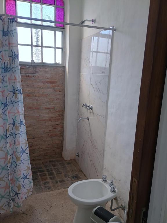 サン・フランシスコにあるDepartamento Susy San Franciscoのシャワー、トイレ、洗面台を備えたバスルーム